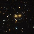 "Imagem de Smiley" – aglomerado de galáxias (SDSS J1038+4849) & lente gravitacional (um anel de Einstein) (Hubble).[16]