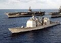 L'USS Port Royal escortant en mer du Japon les porte-avions USS Nimitz et USS Independence (25 septembre 1997)