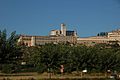 Assisi, Sacro Convento, fronte sud con il caratteristico porticato (il "calce") sul lato del refettorio "grande" e le arcate che sorreggono il dormitorio e la piazza.