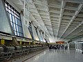 De vertrekhal en paspoortcontrole in Terminal 1