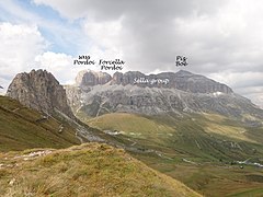 Vue sur le col Pordoi et le groupe du Sella.