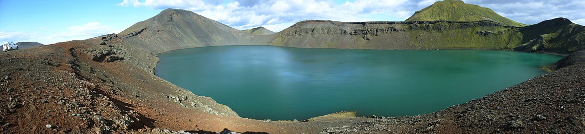 Llyn sydd wedi ffurfio yn crater llosgfynydd Hnausapollur, Gwlad yr Iâ