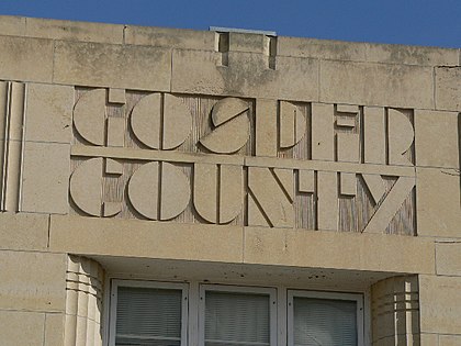 Fonte tipográfica inscrita na entrada do Tribunal do Condado de Gosper, Elwood, Nebraska.