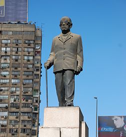 Statue de Naguib Mahfouz, prix Nobel de littérature 1988, au Caire.