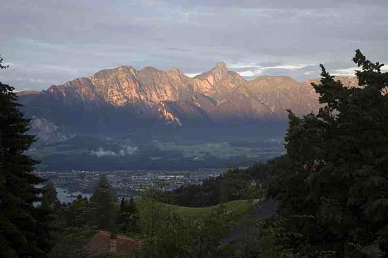 Blick von Goldiwil auf das Stockhorn. Links ist ein Teil des Thunersees zu sehen.