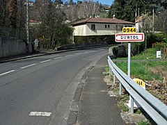 Entrée depuis Clermont-Ferrand par la route départementale 944