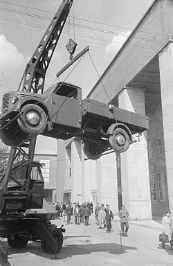 V 901 Pritschenwagen auf der Leipziger Messe 1953.