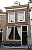 Huis onder schilddak en met lijstgevel, kroonlijst met tandlijst