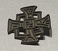 Croce cristiana nestoriana cinese (o mongola) della dinastia Yuan (1279–1368), equilatera con svastica centrale.