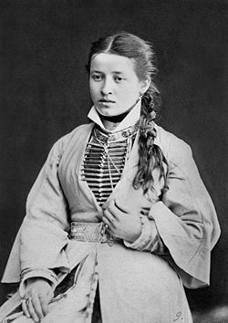 נערה אוסטית, תמונה מ-1883
