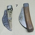 Esemplare di coltello da tasca romano (con ricostruzione moderna accanto) ritrovato a Gelduba (Krefeld-Gellep)