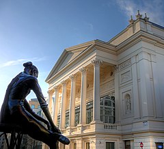 Royal Opera House, fasaden på Bow Street med statyn Ung dansare i förgrunden, 2007.