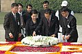 李明博出訪印度向甘地墓（英语：Raj Ghat and associated memorials）敬獻花圈