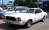 Sinnbild der Malaise: Entwicklung vom Ford Mustang I (bis 1973, links) zum Mustang II (ab 1974, rechts)