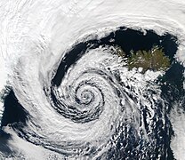 Una borrasca sobre Islandia. El patrón que sigue se aproxima a la forma de una espiral logarítmica.