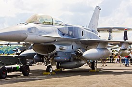 F-16D: Oben Conformal Fuel Tank auf dem Rumpf, unten Aerodynamik-GAU