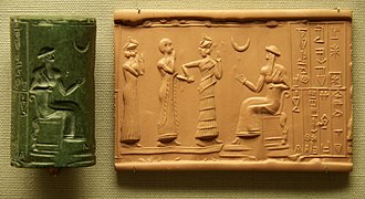 Impression de sceau-cylindre représentant une scène de présentation : Harshamer, gouverneur d'Ishkun-Sîn, est présenté au roi Ur-Namma assis sur son trône[142]. British Museum.