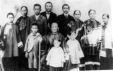 1901年，孫中山在後排左數第5位，在美國夏威夷茂宜島與全家人合照[23]:28