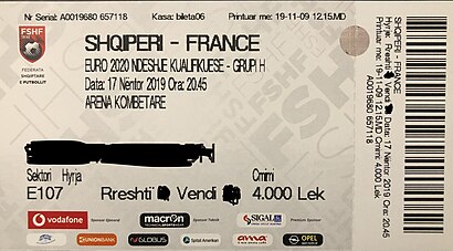 Ticket di una partita di calcio con i relativi sponsor sul fondo