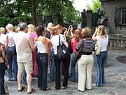 Turistas em visita à Praça Dalida