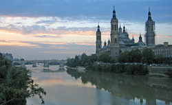 Basilica de Nuestra Sinyora d'o Pilar y río Ebro