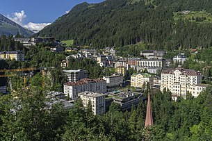 Blick auf das Ortszentrum mit Kongresshaus, Rathaus und Hotelanlagen. (Aufnahme: 2021)