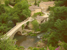 Pont et maisons en pierres.