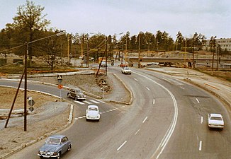 Huddingevägen söderut vid järnvägsövergången med Nynäsbanan, 1971.