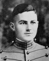 Portrait en noir et blanc d'un jeune homme vêtu d'un costume militaire clair