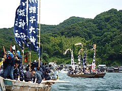 前方は神楽丸、後方は祭礼船