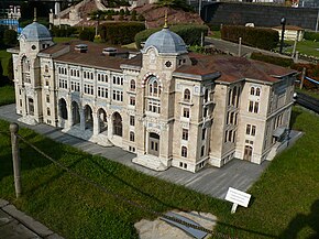 Büyük Postane'nin maketi. Fotoğrafın tamamına hakim. Fotoğraf ön sağ köşeden çekilmiş. Dört katlı, dikdörtgen formunda bir yapı. İki kubbeli kuleye sahip. Kubbeli kulelerin ortasında giriş merdivenleri mevcut, merdivenlerin üstünde yüksekliği ikinci kata kadar ulaşan revaklar mevcuttur.