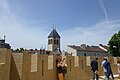 Blick von der Zinnenplattform auf die St. Euchariuskirche