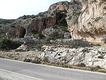 Dvignjena plaža 2 km zahodno od Paleohore (Kreta), ki prikazuje zarezood valov in morske jame, ki so se med potresom dvignile za približno 9 m