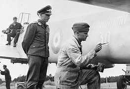 1945, libération du pays, changement de cocarde sur un avion.