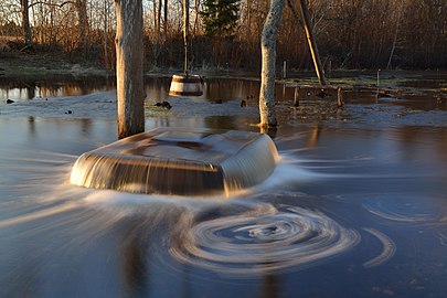 "Sumur Penyihir", mata air karst di Tuhala, Estonia