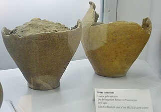 Urnes funéraires en terre cuite trouvées sur le site de Vorganium (Kerilien) (époque gallo-romaine), Lesneven, musée du Léon.