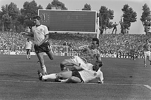 Gary Stevens (vooraan) met Marco van Basten (achter) en Tony Adams op Euro 1988; Engeland-spelers Glenn Hoddle (links) en Gary Lineker en Oranje-middenvelder Erwin Koeman (rechts) op de achtergrond