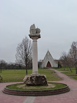 Millenniumi emlékmű háttérben a református templommal