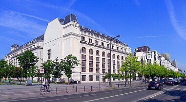 Paris VII-Diderot, ancien bâtiment des Grands Moulins de Paris vu du quai Panhard-et-Levassor.