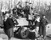 Zdravotní sestry odjíždějí domů po skončení Velké vlastenecké války. Rakousko, 1. června 1945