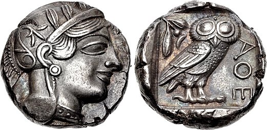 Атински новац, искован после 449. п. н. е. са ликом богиње Атине на предњој страни и представом сове на реверсу