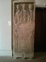 Bisellio raffigurato nella parte basale della stele del seviro Sesto Tizio Primo, come segno d'onore (Museo archeologico nazionale delle Marche, Ancona)