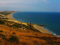 A stretch of the Gelese coast with the city in the background.