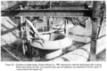 Une prise d'air de la mine Victoria en 1949, après le retrait des tubes. L'eau et l'air tombent librement dans l'entonnoir-puits. La perte de performance induite n'a pas été pénalisante.