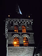 Vue nocturne du clocher de l'église