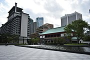 左が旧本館・右に大倉集古館