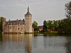*Le château de Horst[28], dont l'histoire remonte au XIIIe siècle, témoin de l'origine des premiers seigneurs qui sont les Lantwyck, alliés aux Muyser à maintes reprises, ce qui leur a valu d'adjoindre leurs noms par Arrêté Royal du 14 déc. 1990.