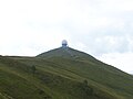 La vetta del monte Lesima con il radar ENAV per il controllo del traffico aereo e i pascoli montani