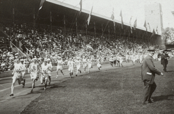 Klockan 13.48 den 14 juli 1912 gick starten för det olympiska maratonloppet i Stockholm. Alexis Ahlgren från Trollhättan tog täten inne på Stadion. Till höger: Jubileumsmarathon 2012-07-14, klockan 13.50 lämnade löparna Stadion och svänger in på Valhallavägen.