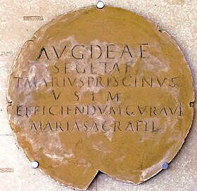 Plaque circulaire en marbre rose d'un diamètre de 0,60 m, trouvée sur le site d'Aquis Segeste et portant l'inscription à la déesse Segeta.